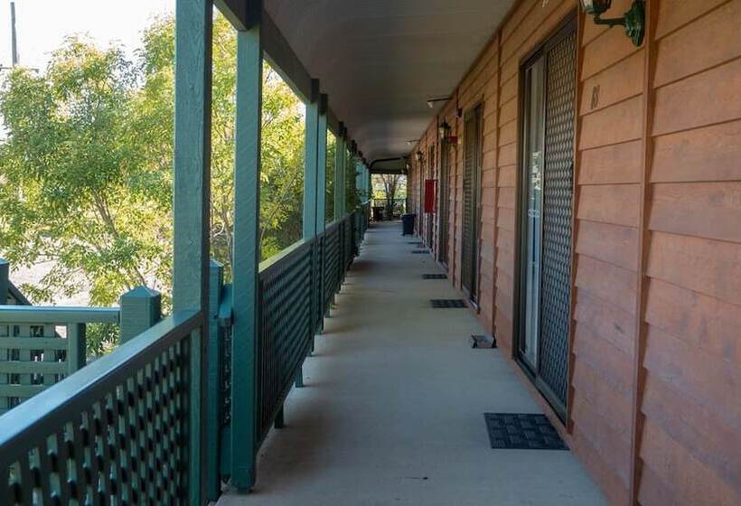 مُتل Deniliquin Country Club Motor Inn