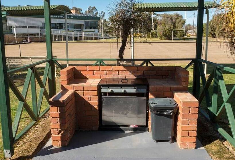 مُتل Deniliquin Country Club Motor Inn