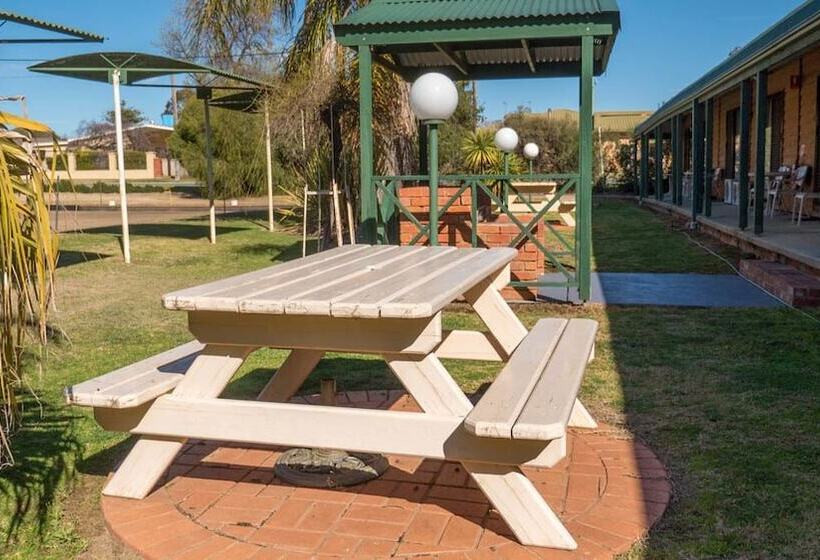 مُتل Deniliquin Country Club Motor Inn