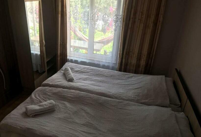 پانسیون Nino's Guest House