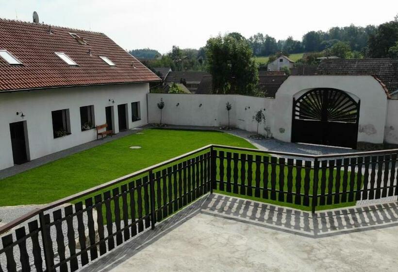 پانسیون Statek český Dvůr