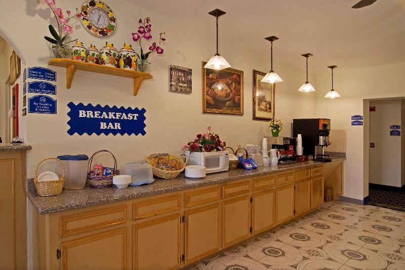 هتل Americas Best Value Inn And Suites Bush International Airport