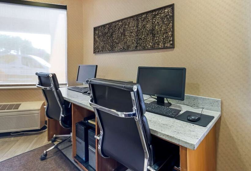 هتل Comfort Inn & Suites Market   Airport