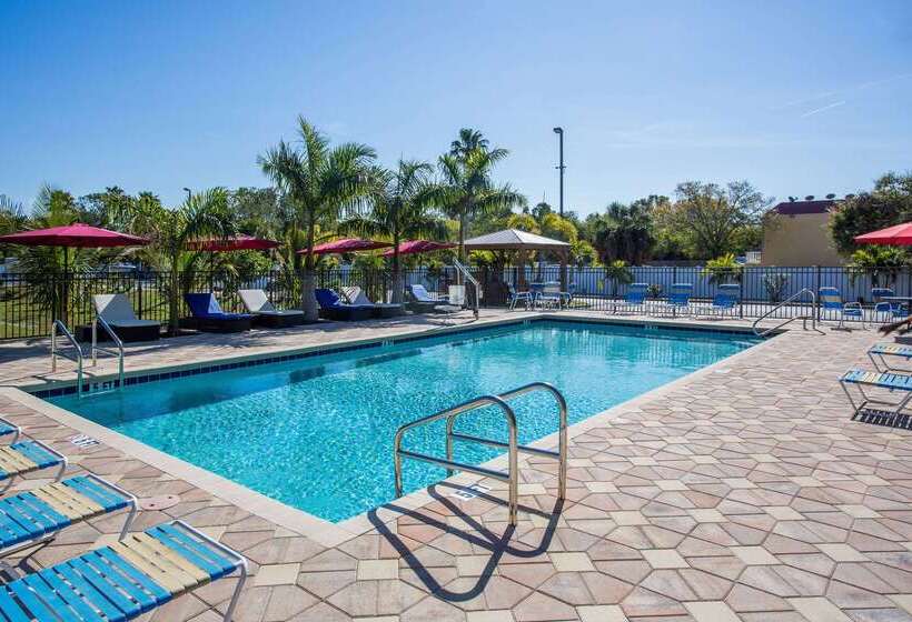 בית מלון כפרי Days Inn By Wyndham Sarasota Bay