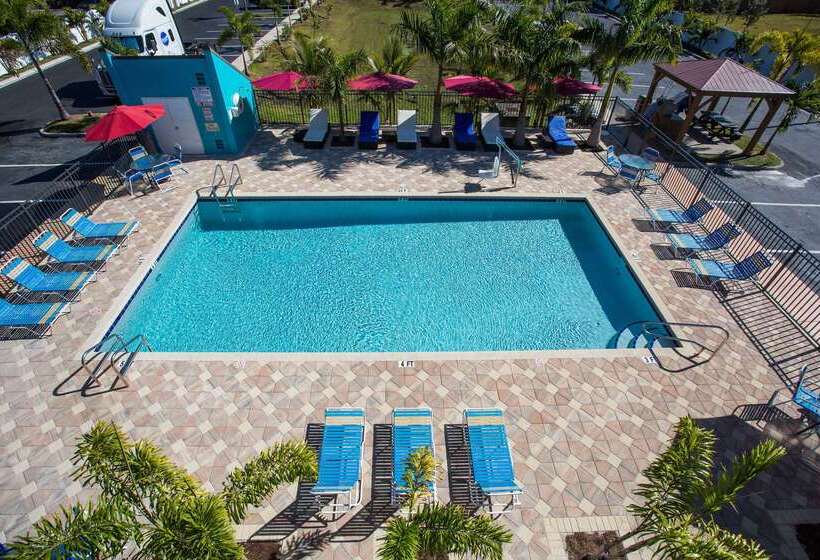 בית מלון כפרי Days Inn By Wyndham Sarasota Bay