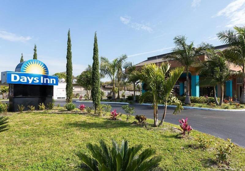 בית מלון כפרי Days Inn By Wyndham Sarasota Bay