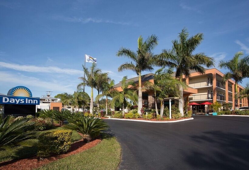 هتل Days Inn By Wyndham Sarasota Bay