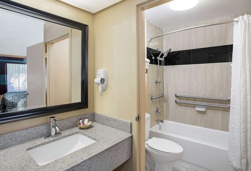 בית מלון כפרי Days Inn By Wyndham Sarasota Bay