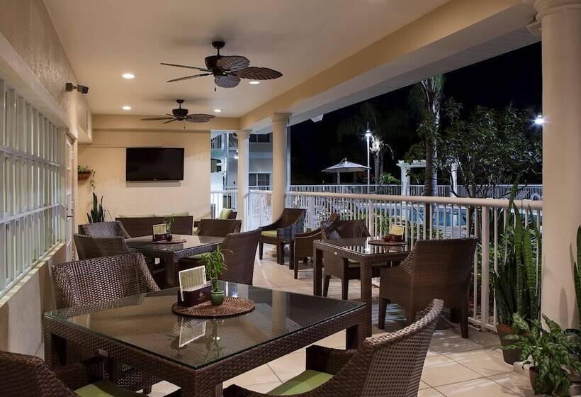 فندق Doubletree Suites By Hilton Naples
