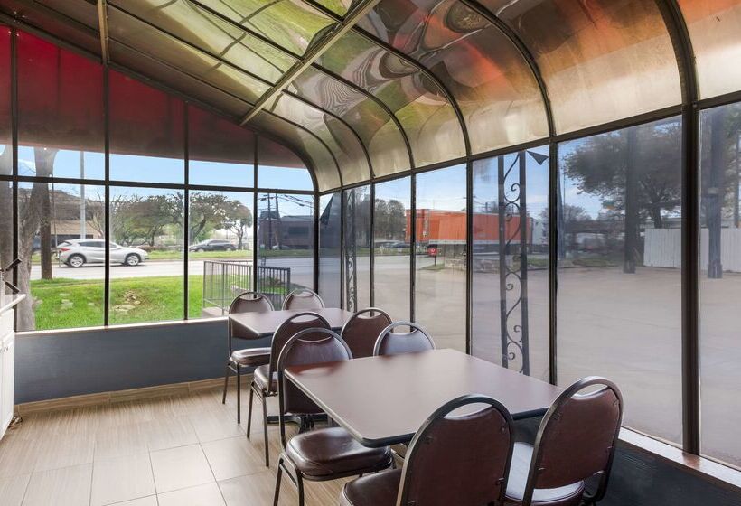 هتل Econo Lodge Near The Domain   The Arboretum