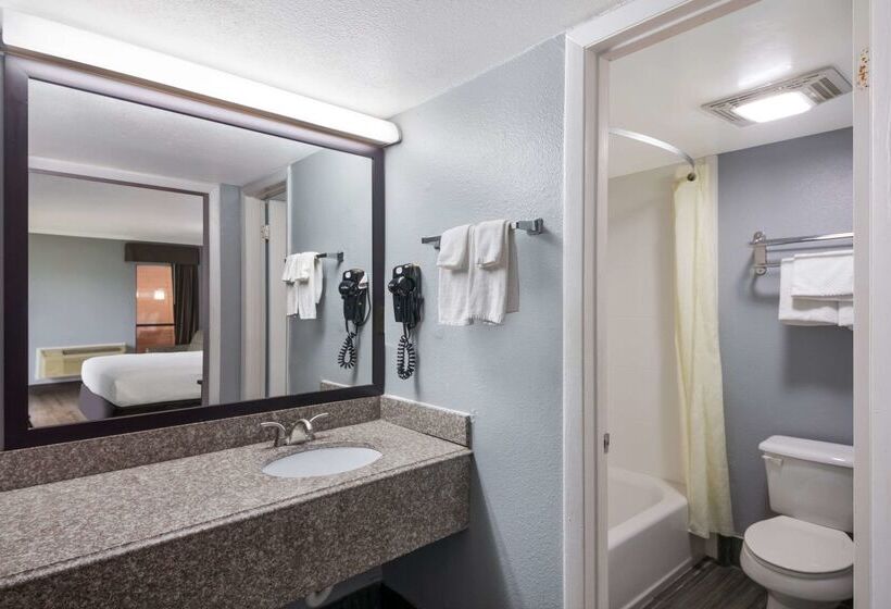 هتل Econo Lodge Near The Domain   The Arboretum