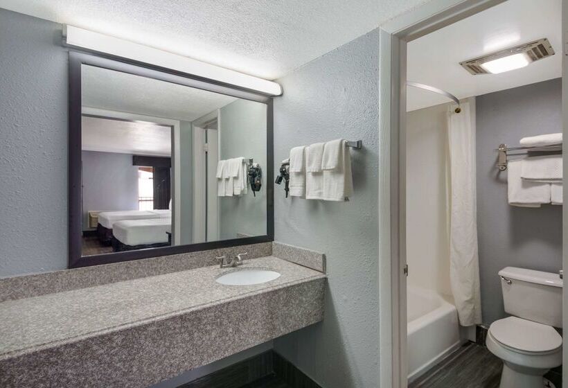 هتل Econo Lodge Near The Domain   The Arboretum