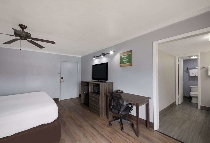 هتل Econo Lodge Near The Domain   The Arboretum