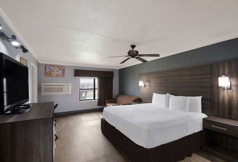 هتل Econo Lodge Near The Domain   The Arboretum