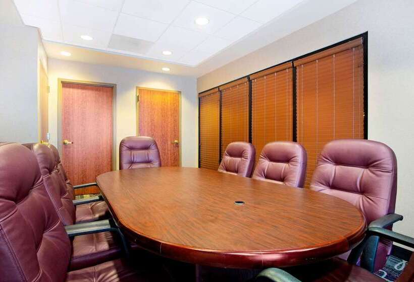 בית מלון כפרי La Quinta Inn & Suites By Wyndham Springfield Airport Plaza