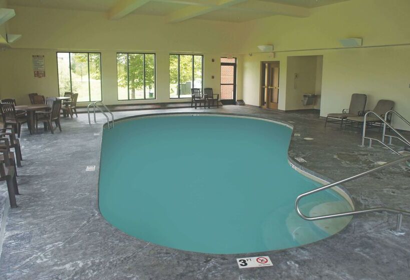 בית מלון כפרי La Quinta Inn & Suites By Wyndham Springfield Airport Plaza