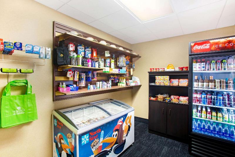 هتل La Quinta Inn & Suites By Wyndham Springfield Airport Plaza