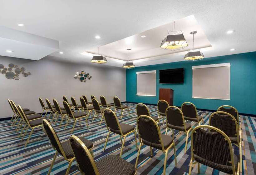 בית מלון כפרי La Quinta By Wyndham Tampa Central