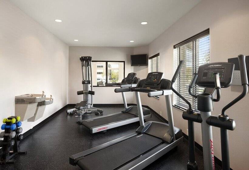 هتل Staybridge Suites   Cedar Rapids North, An Ihg