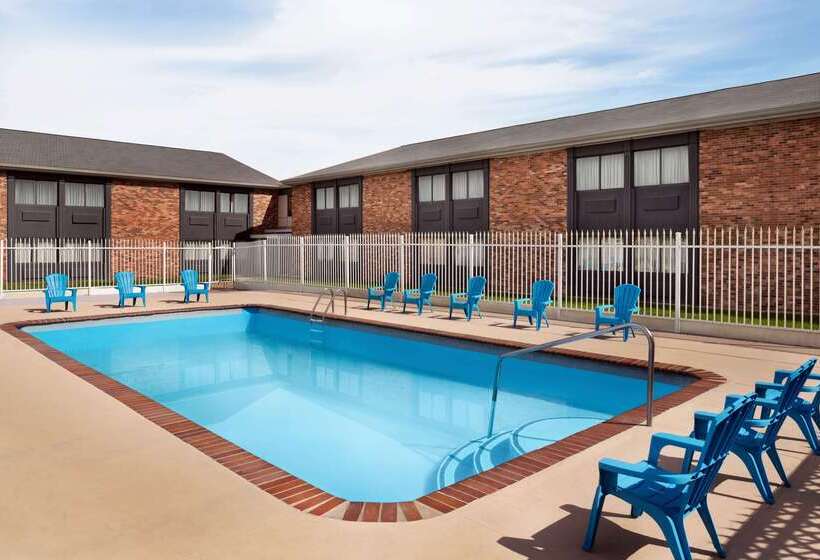 هتل Super 8 By Wyndham Des Moines