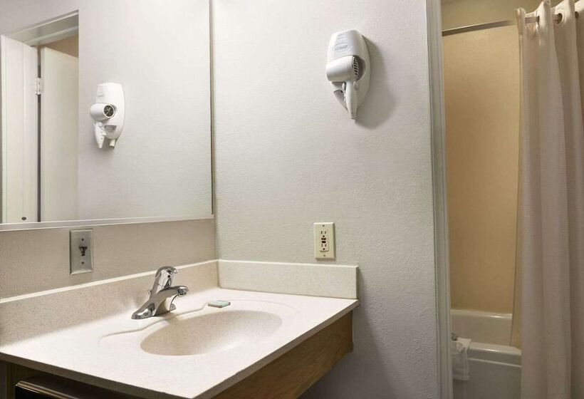 هتل Travelodge By Wyndham Romulus Detroit Airport