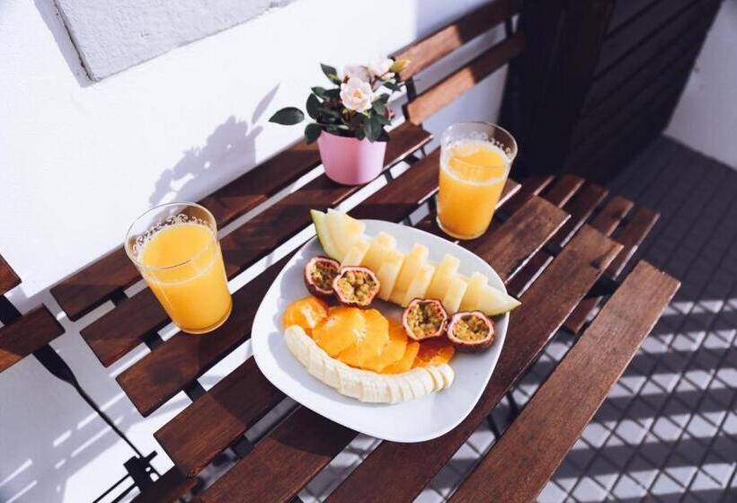 تختخواب و صبحانه Downtown Loule