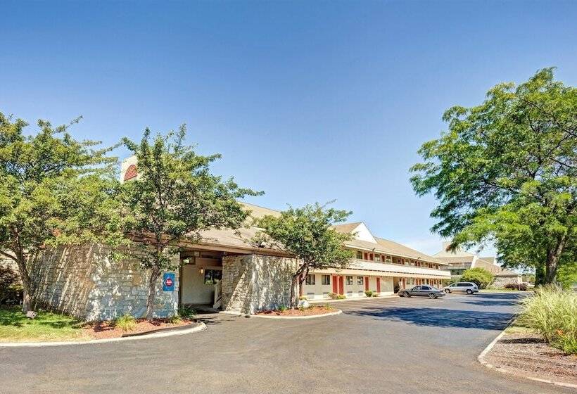 Отель Days Inn & Suites By Wyndham Monroe