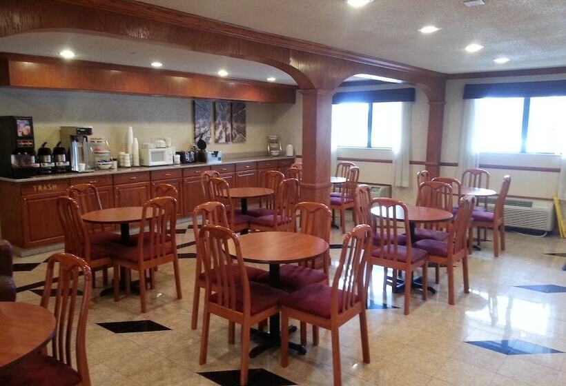 Отель Days Inn & Suites By Wyndham Monroe
