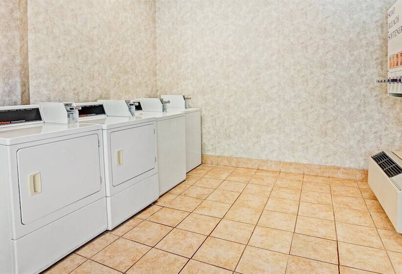 בית מלון כפרי Days Inn & Suites By Wyndham Monroe