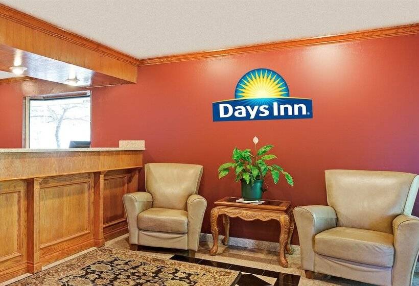 Отель Days Inn & Suites By Wyndham Monroe