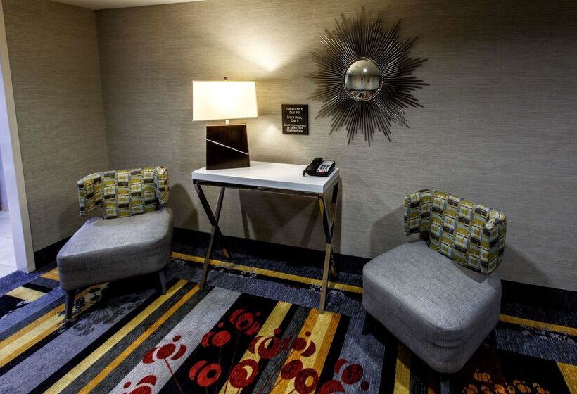 هتل Hampton Inn & Suites Staten Island