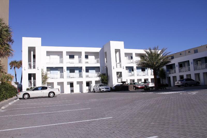 فندق La Breeze Inn & Suites