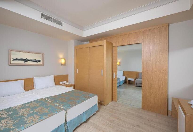 هتل L'Oceanica Beach Resort