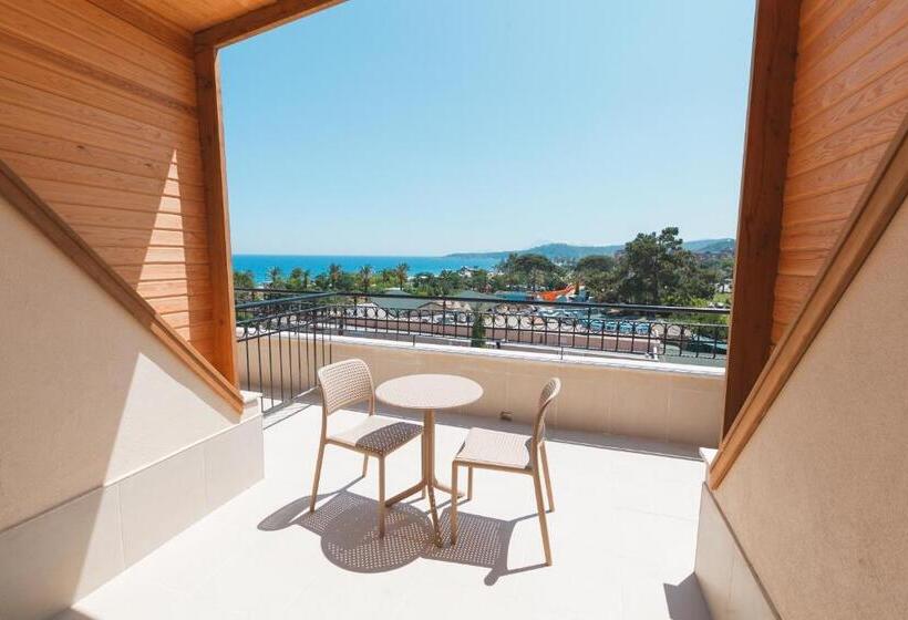 هتل L'Oceanica Beach Resort