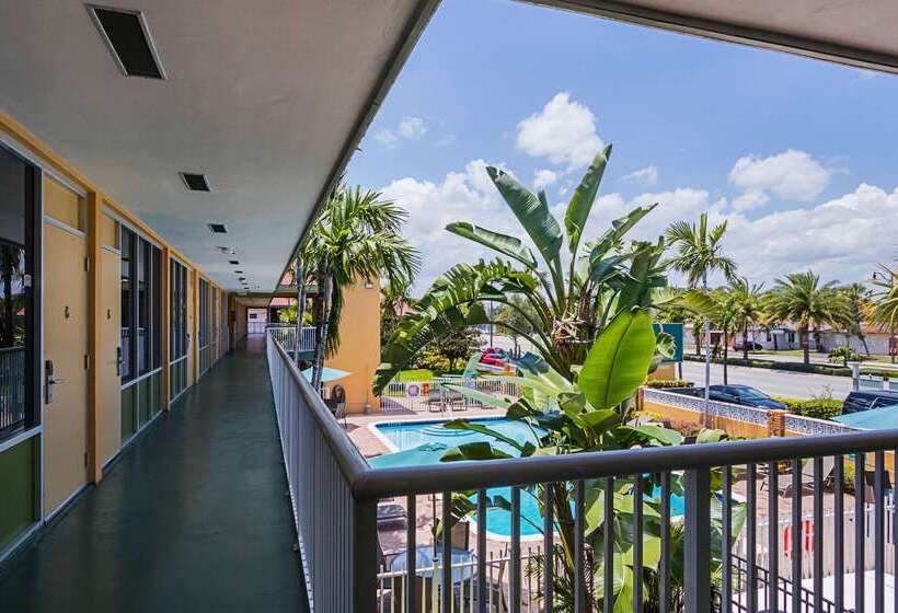 هتل Quality Inn & Suites Airport Cruise Port Hollywood