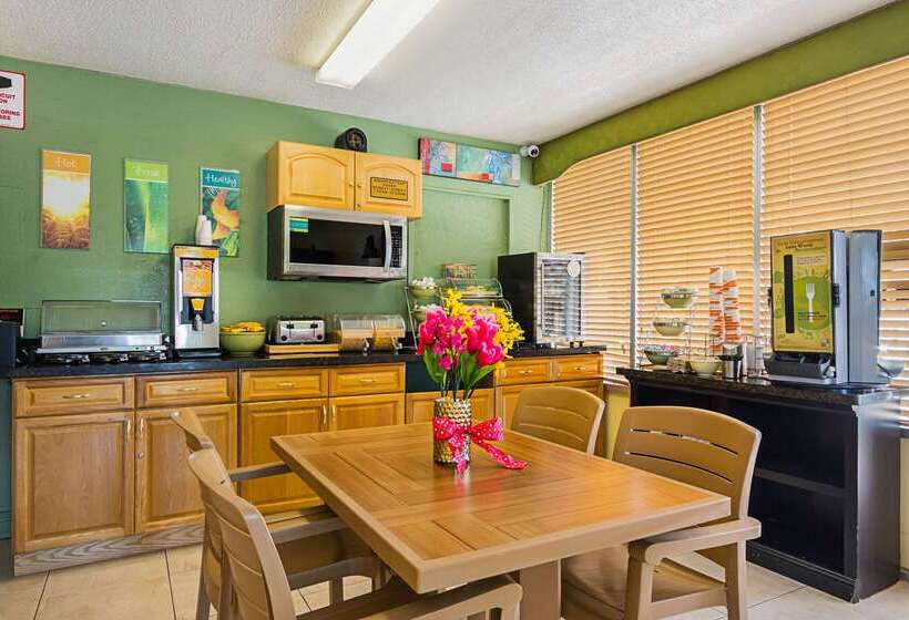 هتل Quality Inn & Suites Airport Cruise Port Hollywood