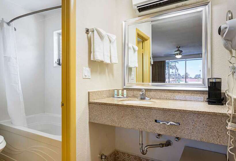 هتل Quality Inn & Suites Airport Cruise Port Hollywood