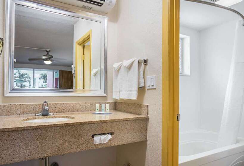 هتل Quality Inn & Suites Airport Cruise Port Hollywood