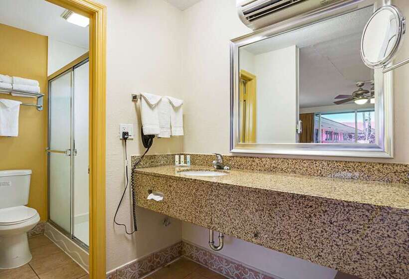هتل Quality Inn & Suites Airport Cruise Port Hollywood