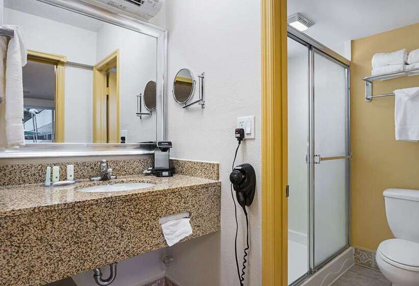 هتل Quality Inn & Suites Airport Cruise Port Hollywood