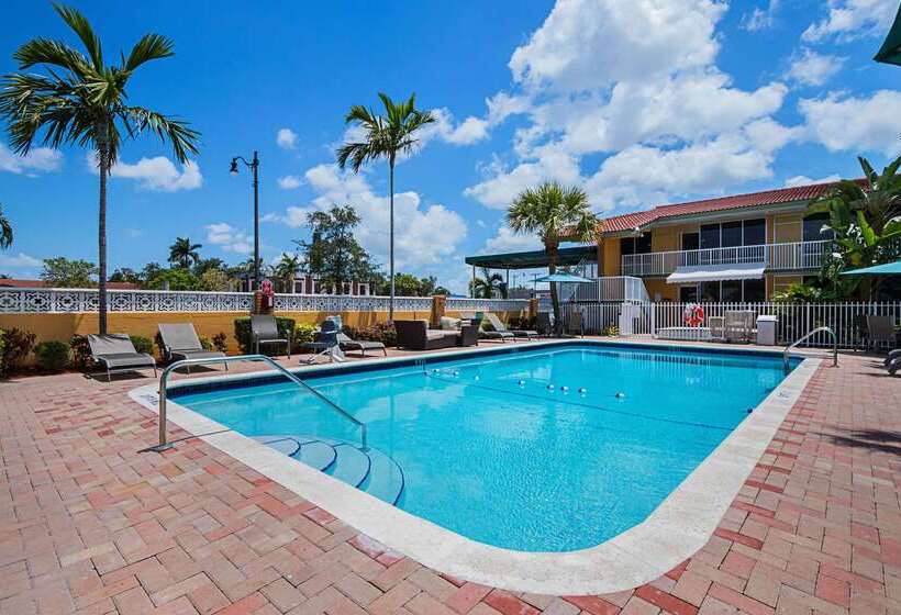 هتل Quality Inn & Suites Airport Cruise Port Hollywood