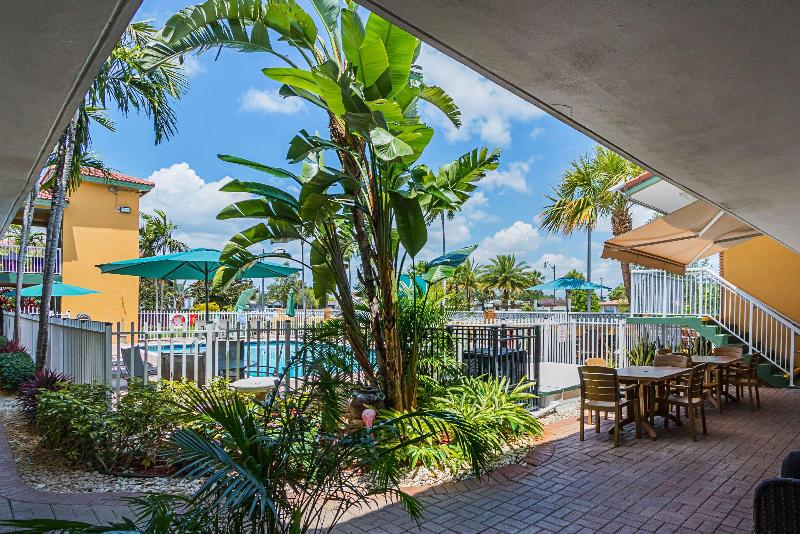 هتل Quality Inn & Suites Airport Cruise Port Hollywood