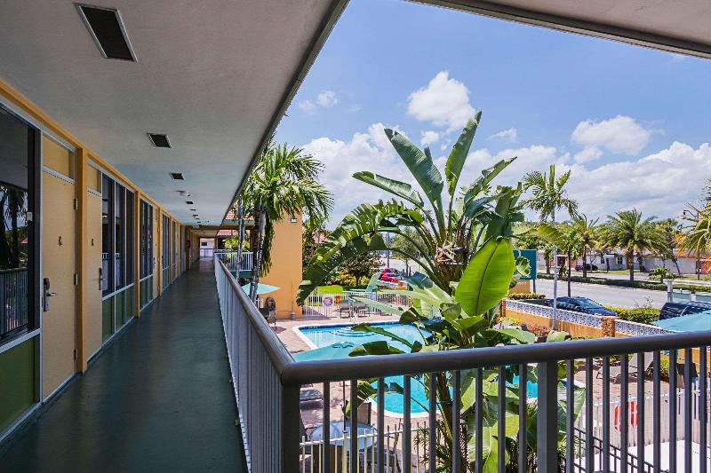 هتل Quality Inn & Suites Airport Cruise Port Hollywood