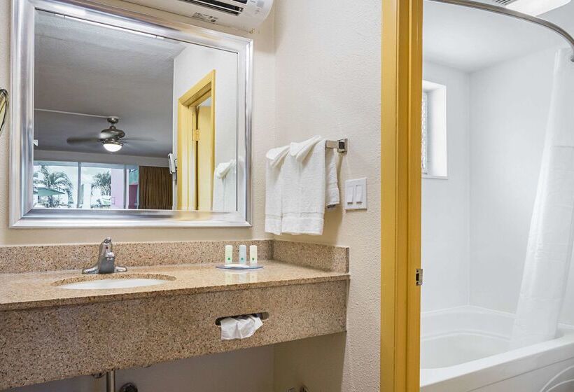 هتل Quality Inn & Suites Airport Cruise Port Hollywood