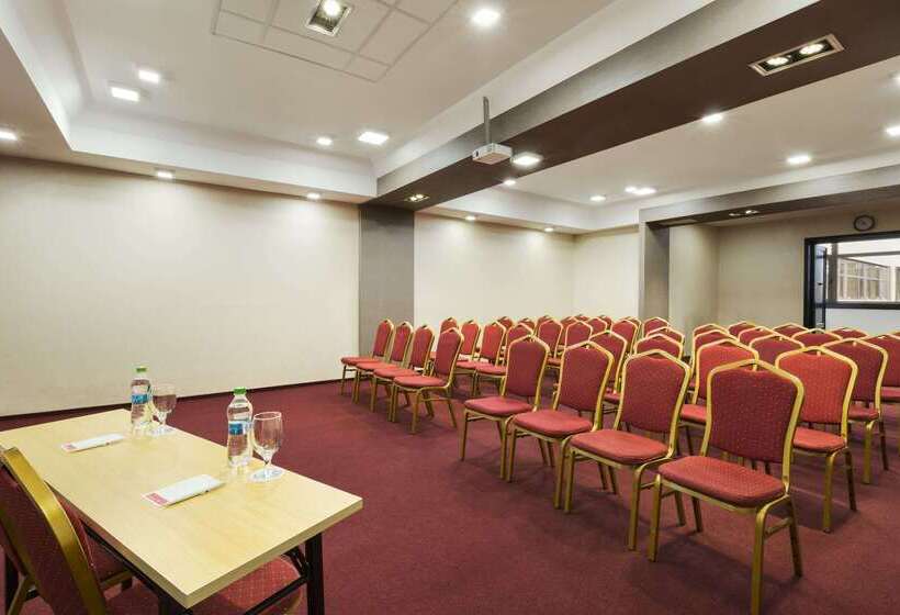 בית מלון כפרי Ramada By Wyndham Iasi City Centre