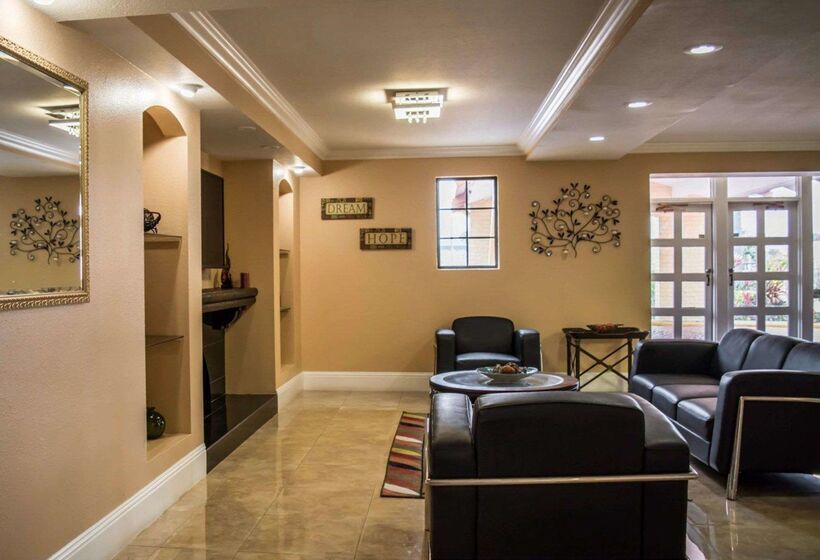 בית מלון כפרי Rodeway Inn Near Ybor City  Casino