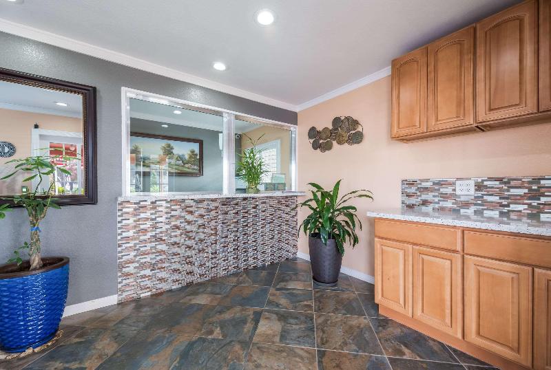 هتل Tiki Lodge Mchenry   Downtown Modesto