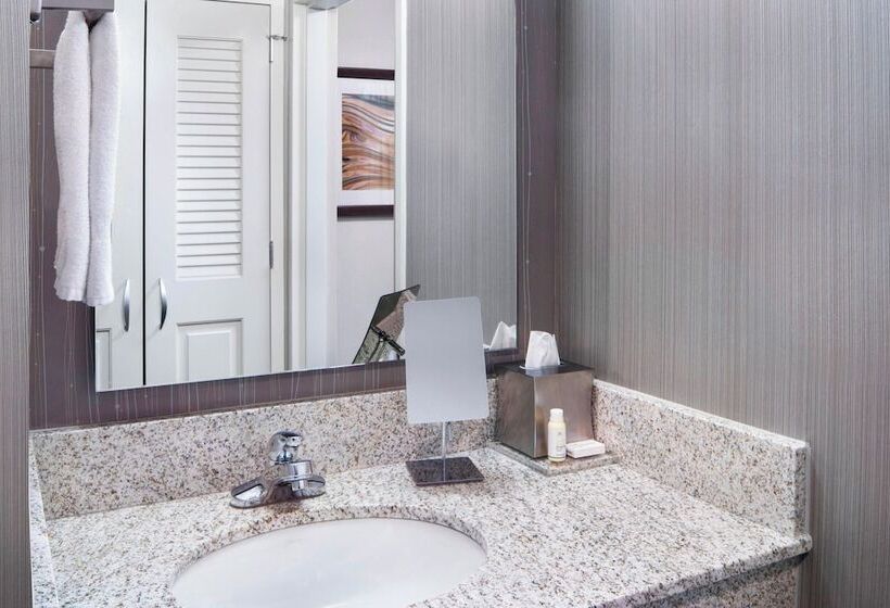 هتل Courtyard By Marriott Jersey City Newport