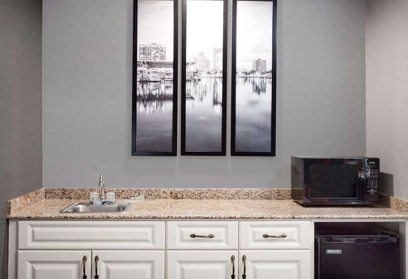 فندق La Quinta Inn & Suites By Wyndham St. Petersburg Northeast