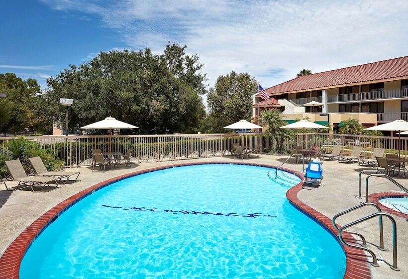 هتل La Quinta By Wyndham Thousand Oaks Newbury Park